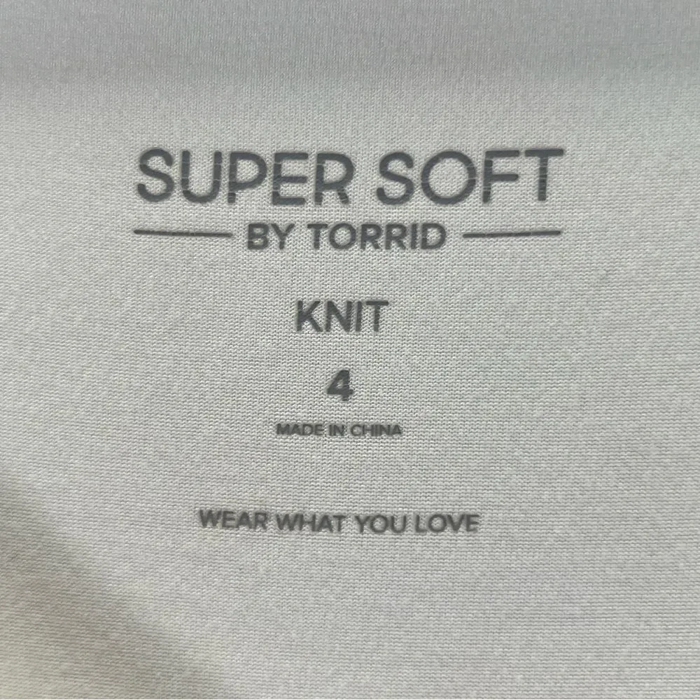 Torrid Eyelet Puff Sleeve Classic Fit Super Soft Scoop Blouse 0820 - Picture 8 of 11